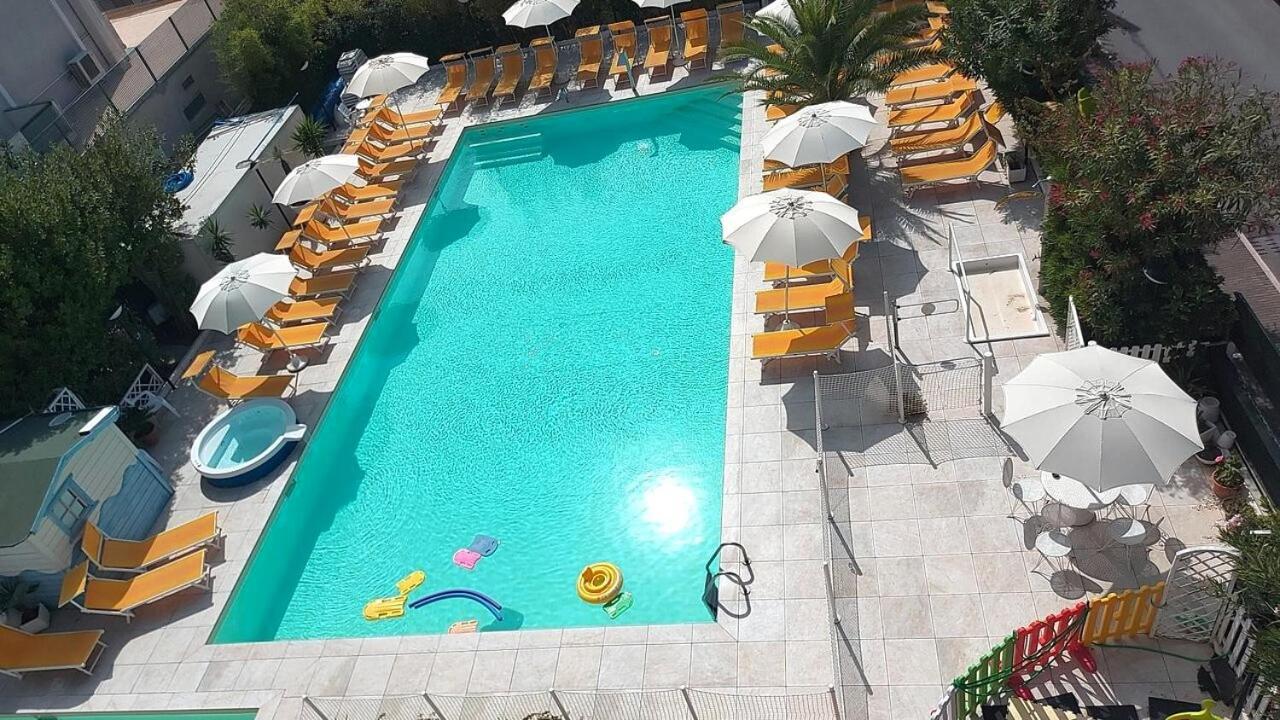Hotel Tre Rose Riccione Exterior photo